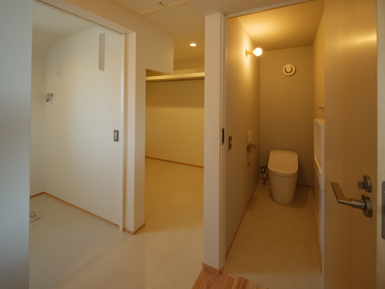 収納の配置はランドリールームが基準