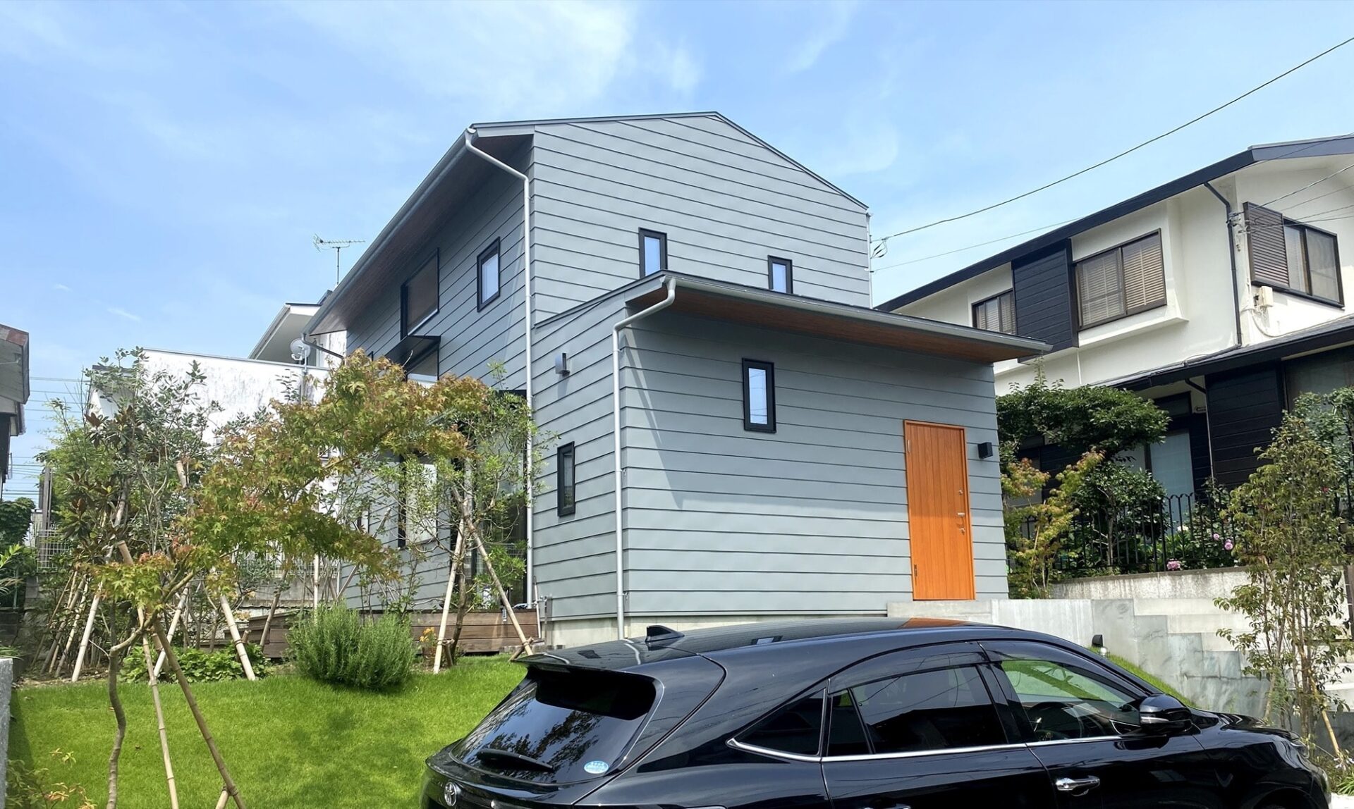 植栽と調和する魅力的な二世帯住宅